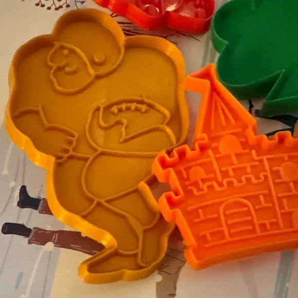 Hallmark Red, Green, Yellow, and Orange Cookie Cutter Set. Vintage lot of 7. - Picture 4 of 13